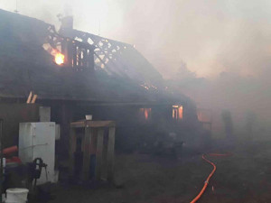 Hasiči k ránu vyjížděli k požáru hájenky. Vyhlášen byl druhý stupeň poplachu