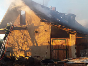 Hasiči k ránu vyjížděli k požáru hájenky. Vyhlášen byl druhý stupeň poplachu