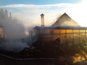 Hasiči k ránu vyjížděli k požáru hájenky. Vyhlášen byl druhý stupeň poplachu
