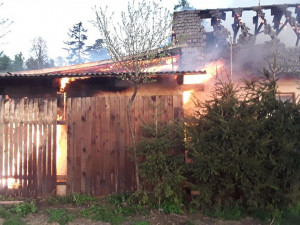 Hasiči k ránu vyjížděli k požáru hájenky. Vyhlášen byl druhý stupeň poplachu