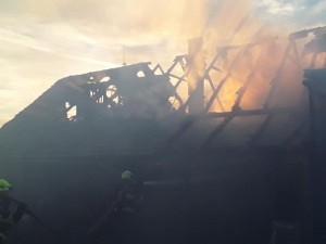 Hasiči k ránu vyjížděli k požáru hájenky. Vyhlášen byl druhý stupeň poplachu