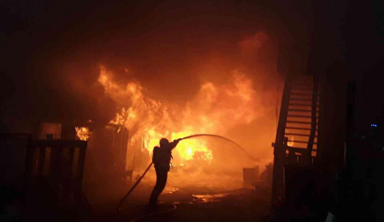 Hasiči k ránu vyjížděli k požáru hájenky. Vyhlášen byl druhý stupeň poplachu