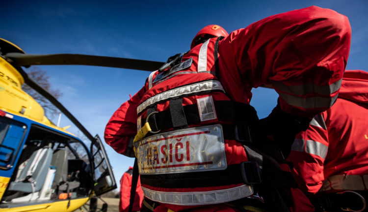 V Labi ve Dvoře Králové se topil muž, na místě zasahoval i vrtulník