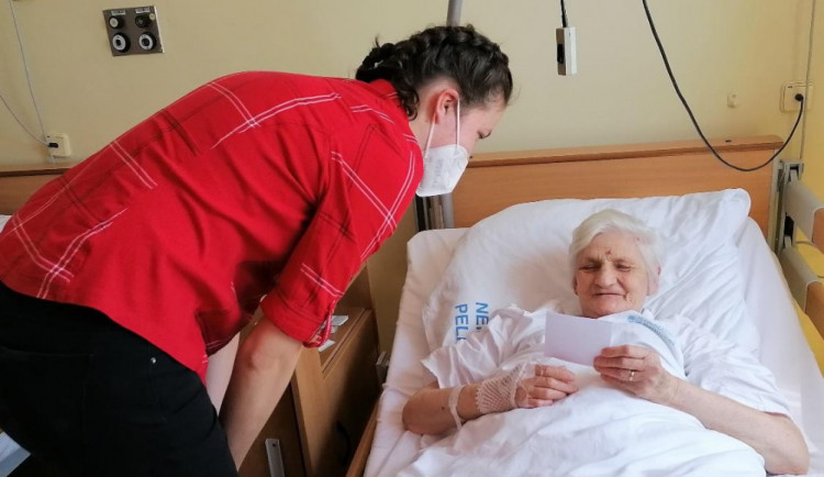 Dojetí a úsměvy na tvářích pacientek. Den matek se slavil také na pelhřimovském ODN