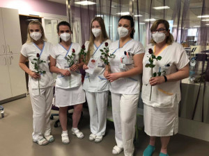 Rudá růže jako poděkování. Obdarovány dnes byly i sestřičky na Vysočině