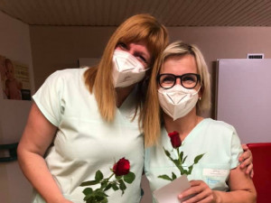 Rudá růže jako poděkování. Obdarovány dnes byly i sestřičky na Vysočině