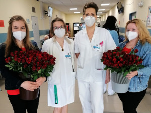 Rudá růže jako poděkování. Obdarovány dnes byly i sestřičky na Vysočině