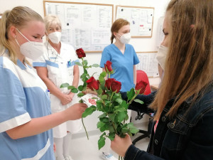 Rudá růže jako poděkování. Obdarovány dnes byly i sestřičky na Vysočině