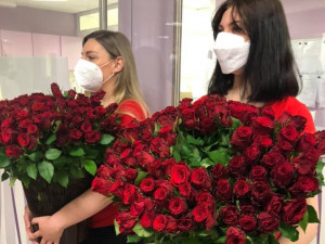 Rudá růže jako poděkování. Obdarovány dnes byly i sestřičky na Vysočině