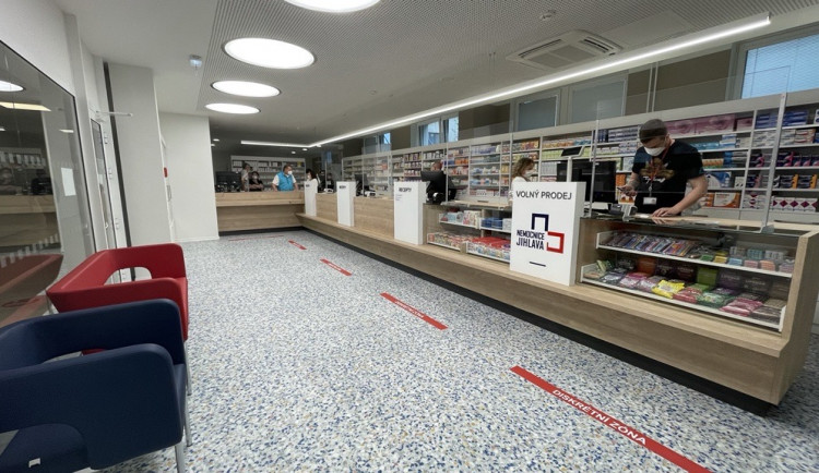 Lékárna v jihlavské nemocnici v novém. Zákazníci ocení více místa a pět přepážek 
