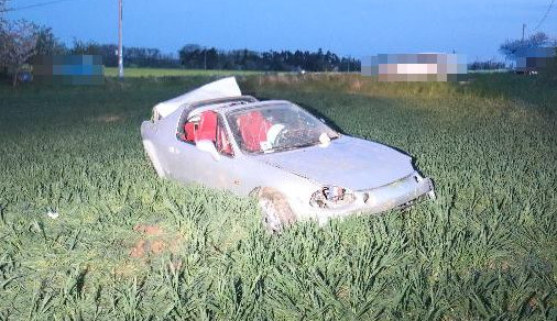 U Jaroměře zasahoval vrtulník při vážné nehodě. Řidič ani spolujezdec nebyli připoutaní