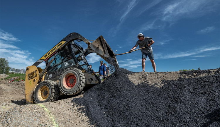 Pokládka asfaltového povrchu na první části dráhy