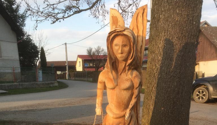 Do rančířovské olše uhodil blesk a musela k zemi. Z pařezu vytvořil místní sochař vílu