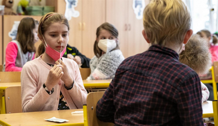 Většina základek v kraji zůstane u antigenních testů, na PCR přechází jen škola Otokara Březiny v Jihlavě