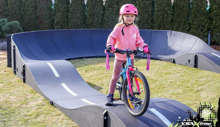 Je libo vyzkoušet si pumptrack? Možnost budete mít již tuto neděli v parčíku za Cityparkem