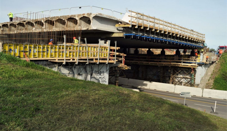 Rekonstrukce mostu na D1 u Bíteše jde podle plánu. Prohlédněte si aktuální stav prací