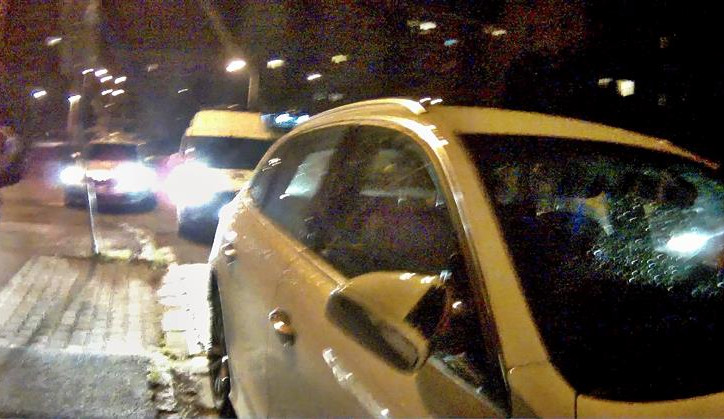 Opilec v Hradci kopal do aut. Vesmír je na mě zlý, vysvětlil policistům