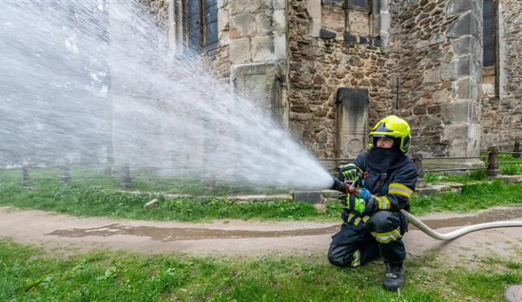 Kostel sv. Jakuba zachvátil požár, naštěstí jen cvičný. Hasiči prověřovací cvičení zvládli precizně