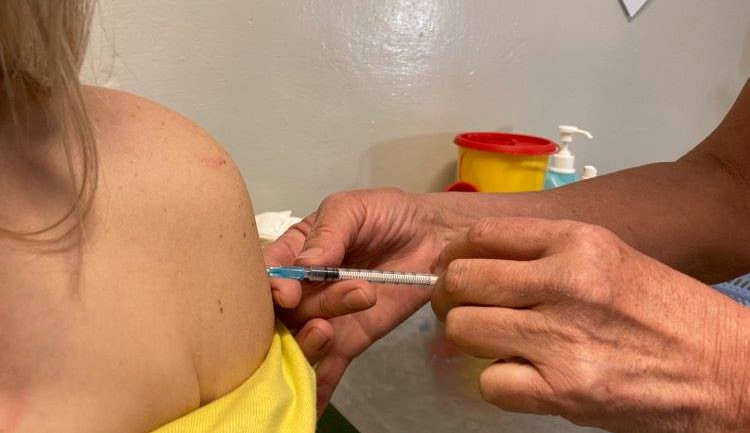 Lidé od 16 do 29 let se budou moci k očkování registrovat od pátku