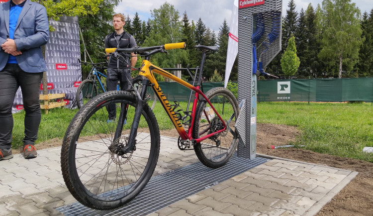 Domů již s čistým kolem. V areálu Český mlýn byla představena nová cyklomyčka