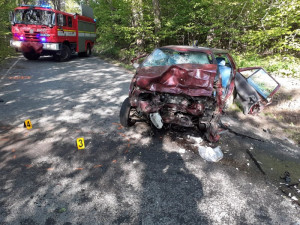 Tragická srážka dvou osobáků u Větrného Jeníkova. Jeden řidič zemřel, druhý je vážně zraněný