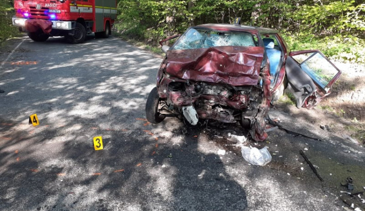 Tragická srážka dvou osobáků u Větrného Jeníkova. Jeden řidič zemřel, druhý je vážně zraněný