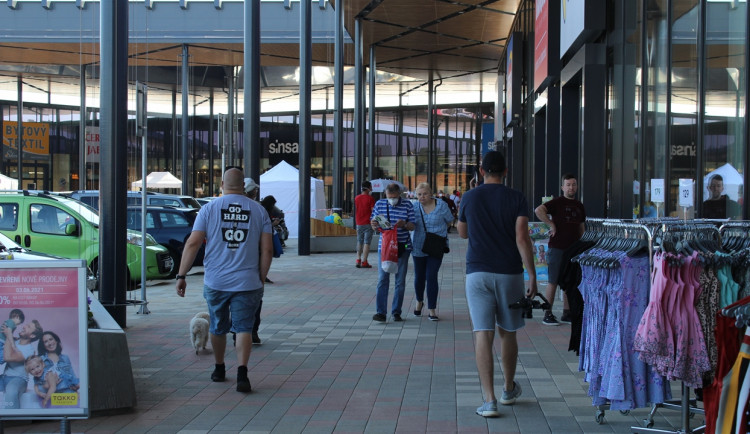 Jihlavský Aventin se dnes otevřel zákazníkům. Podívejte se, jak probíhaly první nákupy