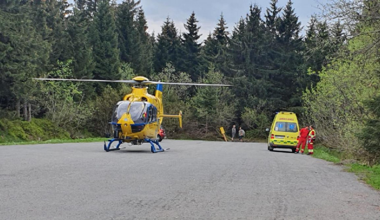 V Orlických horách zasahoval vrtulník kvůli těžce zraněné cyklistce bez přilby