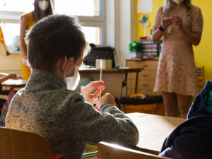 Kvůli pedagogovi nakaženému covidem se uzavřela celá základní škola v Jihlavě. Pro klasifikaci máme dostatek podkladů, říká ředitelka