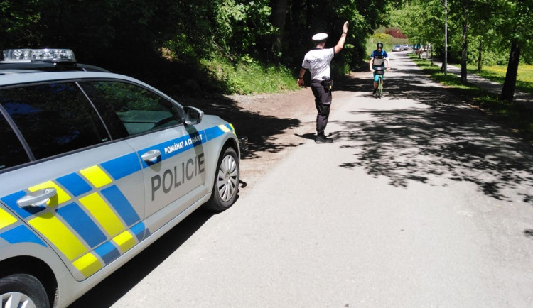 Policie kontrolovala cyklisty a chodce. Jejich nehody končí skoro vždy zraněním