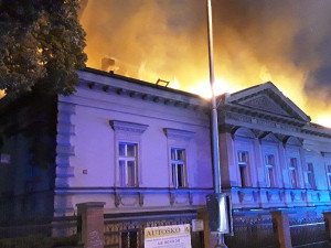 V Havlíčkově Brodě hořel v noci na dnešek dům s ubytovnou, škoda se vyšplhala na 11 milionů korun