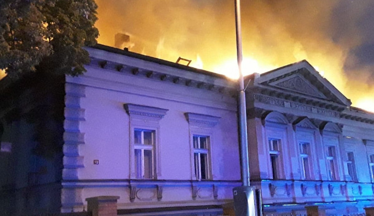 V Havlíčkově Brodě hořel v noci na dnešek dům s ubytovnou, škoda se odhaduje na 7 milionů korun