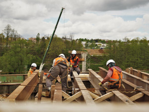 Na stavbě obchvatu Brodu se už rýsuje sedm mostů a okružní křižovatka. Prohlédněte si aktuální snímky