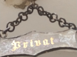 Místo po stržených hnízdech jiřiček