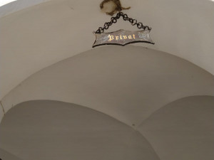 Místo po stržených hnízdech jiřiček