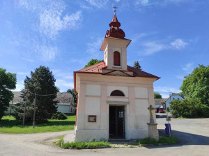 Pryč s vlhkostí. Kaplička v Kosově má nyní místo dveří kovanou mříž