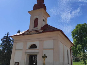 Pryč s vlhkostí. Kaplička v Kosově má nyní místo dveří kovanou mříž