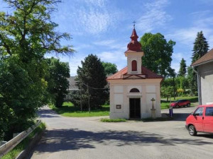 Pryč s vlhkostí. Kaplička v Kosově má nyní místo dveří kovanou mříž