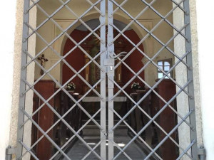 Pryč s vlhkostí. Kaplička v Kosově má nyní místo dveří kovanou mříž