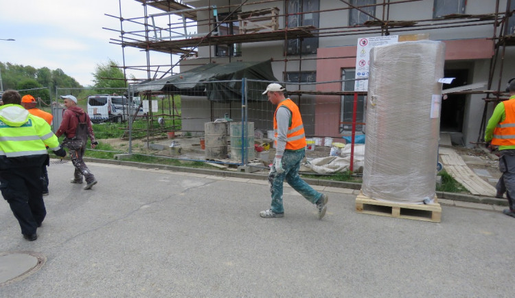 Skupina ukrajinských dělníků načerno rekonstruovala dům. Od začátku roku takto pracovala polovina kontrolovaných lidí