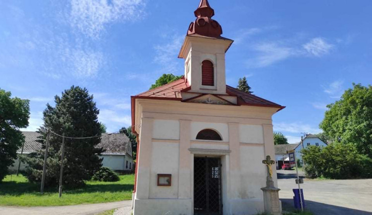 Pryč s vlhkostí. Historická kaplička v Kosově má místo dveří kovanou mříž