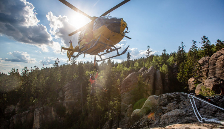 Na Broumovsku zachraňovali horolezce, spadl z patnácti metrů