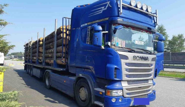 Pět tun přes limit. Provozovatel přetíženého vozidla dostal kauci ve výši 50 tisíc korun 