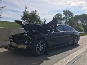 Drama na dálnici. Po střetu s kamionem bylo osobní auto odhozeno na cisternu