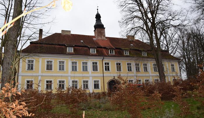 Zámek s parkem v Těchobuzi na Pelhřimovsku prodal kraj obci za tři miliony