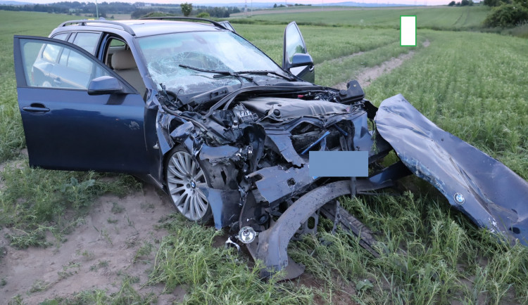 Nové poznatky o úterní tragické nehodě na I/38. Mladý řidič BMW zezadu narazil do auta, které vyjíždělo na hlavní silnici