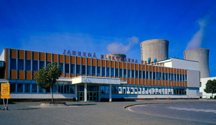 V dukovanské elektrárně se smrtelně zranil pracovník. Propadl střechou skladu