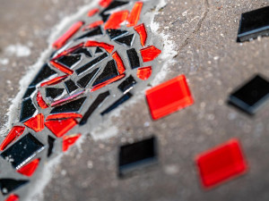 Procházka jihlavskými Smetanovými sady je teď barevnější. Chodník zdobí mozaiky od dětí