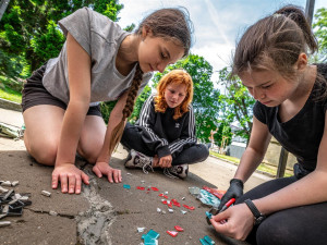 Procházka jihlavskými Smetanovými sady je teď barevnější. Chodník zdobí mozaiky od dětí