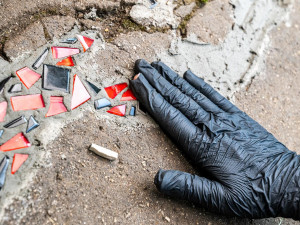 Procházka jihlavskými Smetanovými sady je teď barevnější. Chodník zdobí mozaiky od dětí